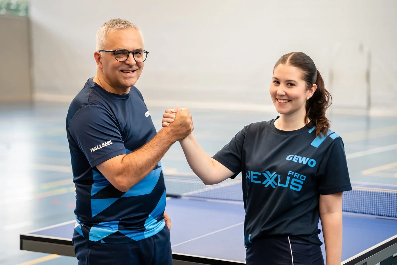 Šejla und Mirsad beim gemeinsamen Handschlag am Tischtennistisch
