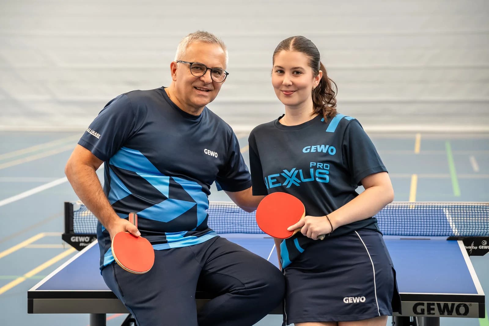 Šejla und Mirsad gemeinsam am Tischtennistisch
